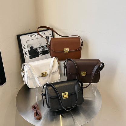Urbaner Chic: Kleine Schultertasche