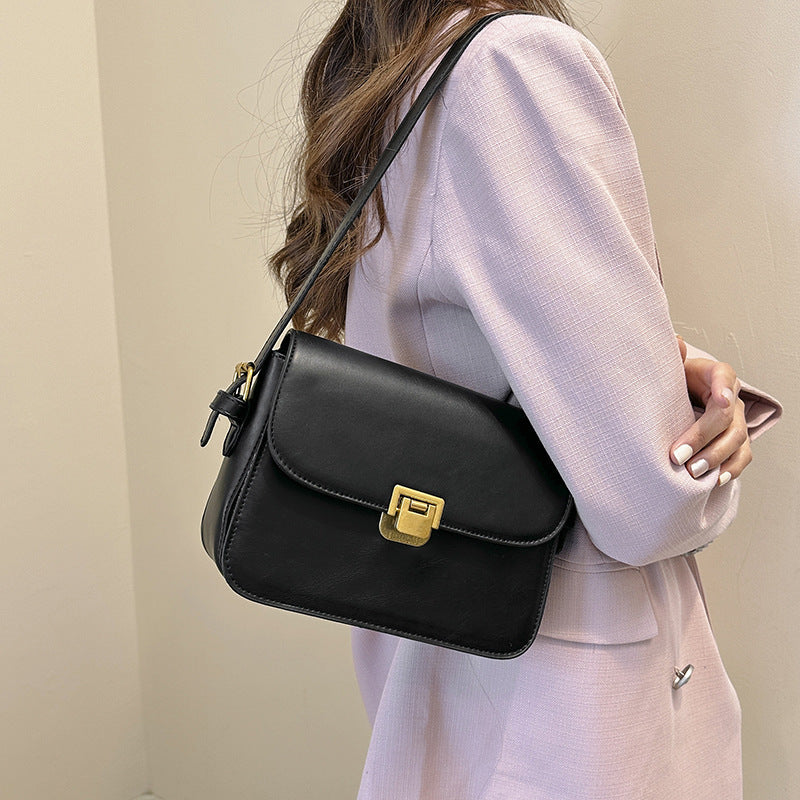 Urbaner Chic: Kleine Schultertasche