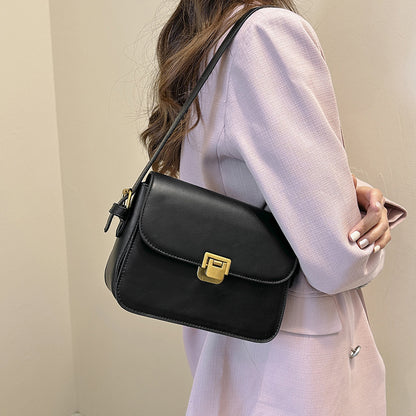 Urbaner Chic: Kleine Schultertasche