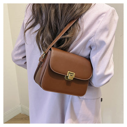 Urbaner Chic: Kleine Schultertasche