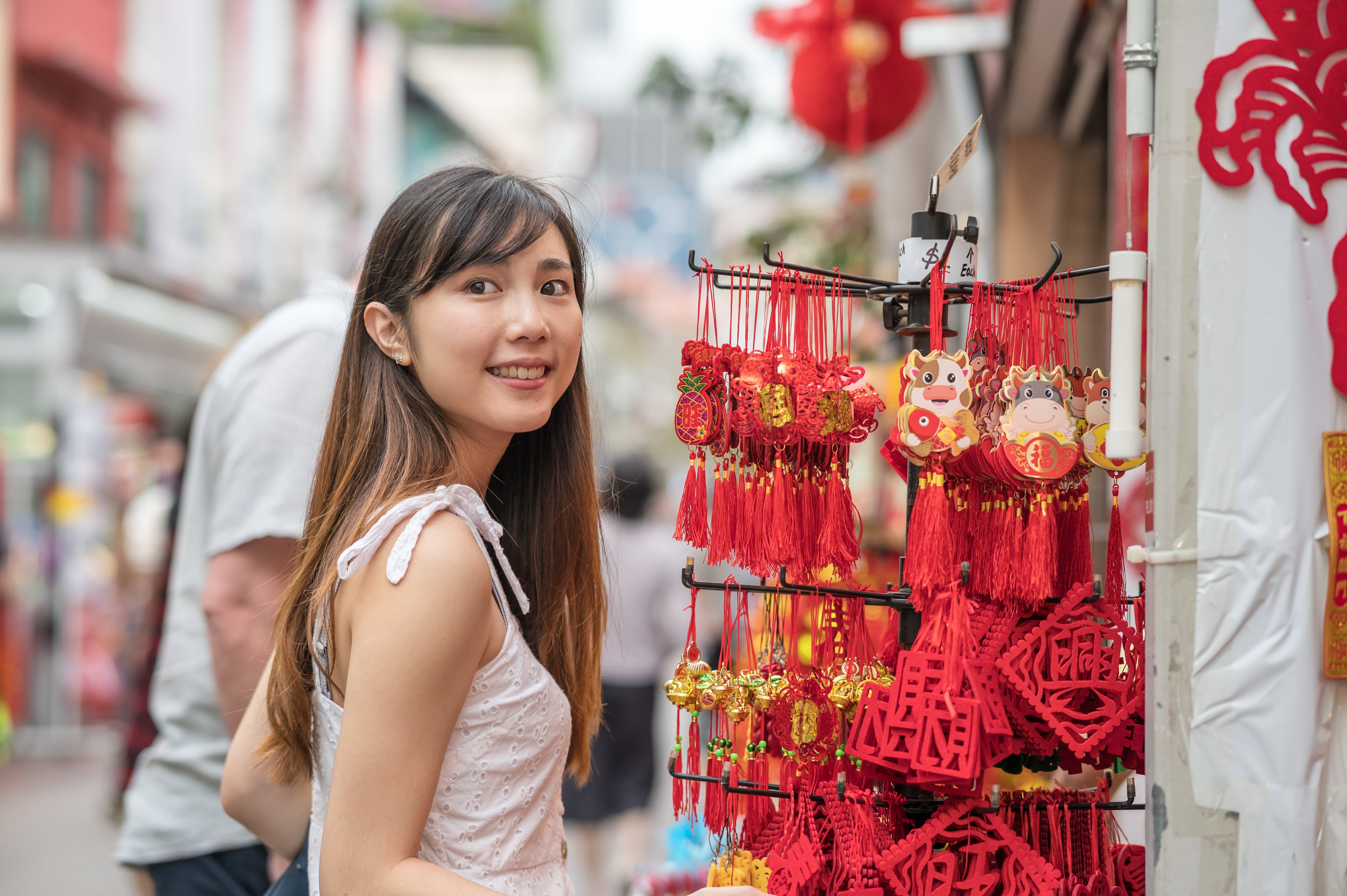 files/person-smiles-while-shopping-at-a-outdoor-market.jpg